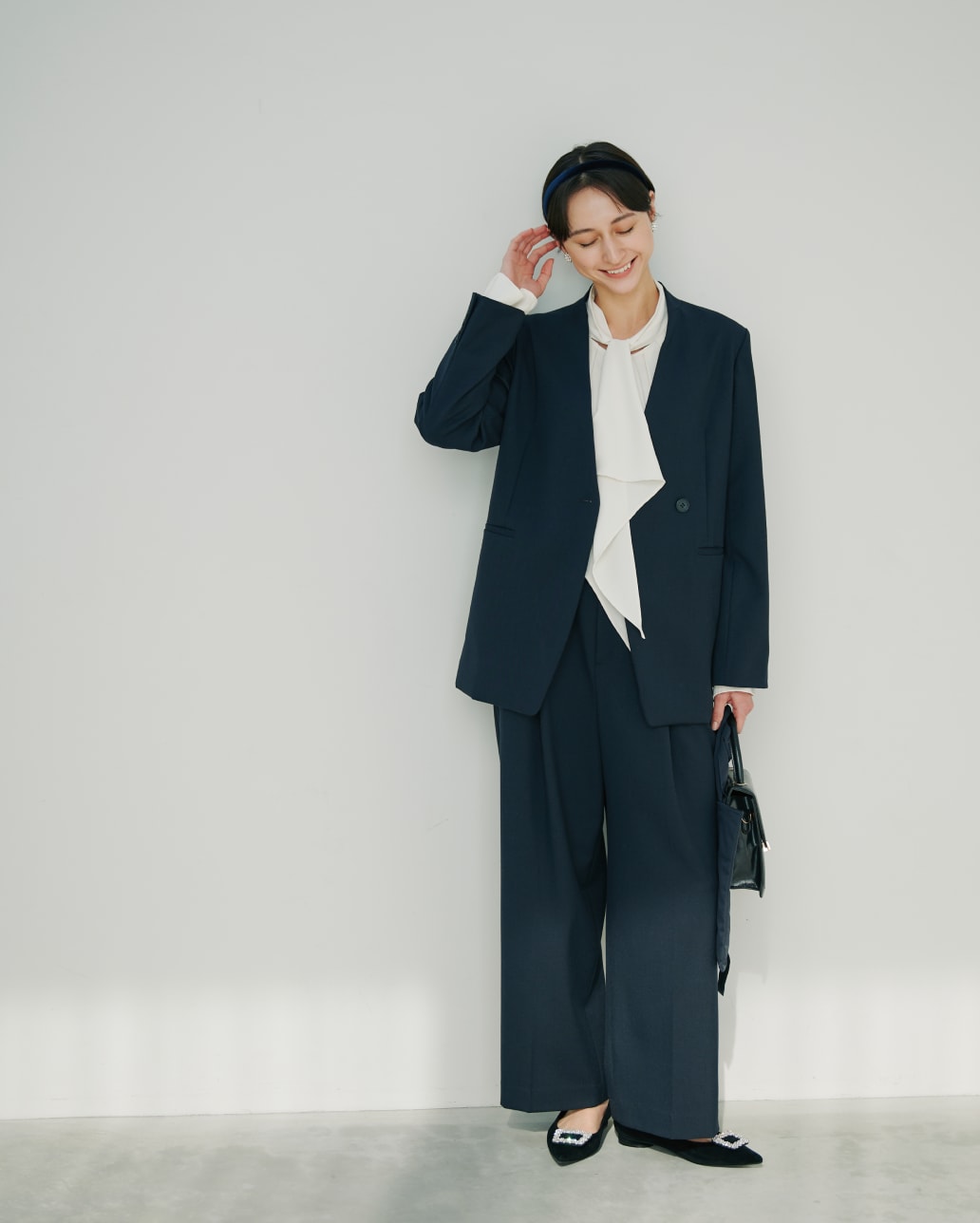 ネイビーのジャケットスタイルの卒業式・入学式のお洋服をレンタルで借りて着用している母親（ママ）の写真