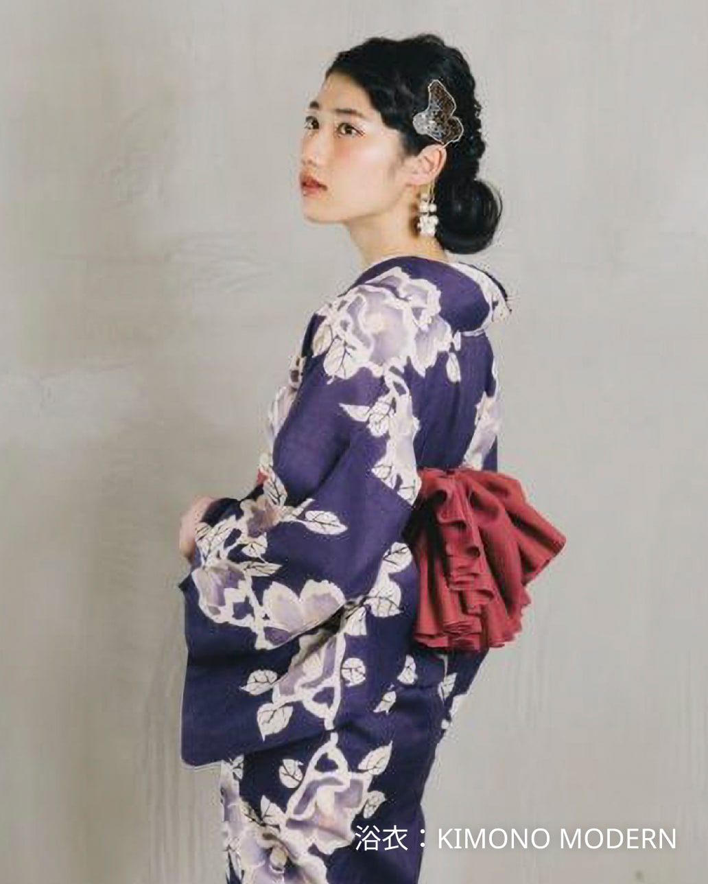 ネイビーのジャケットスタイルの卒業式・入学式のお洋服をレンタルで借りて着用している母親（ママ）の写真