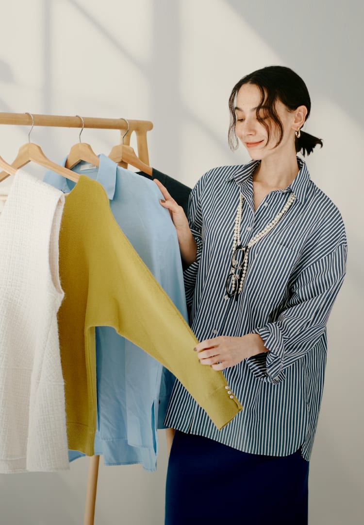 プロのスタイリストが骨格・パーソナルカラー診断をしている写真