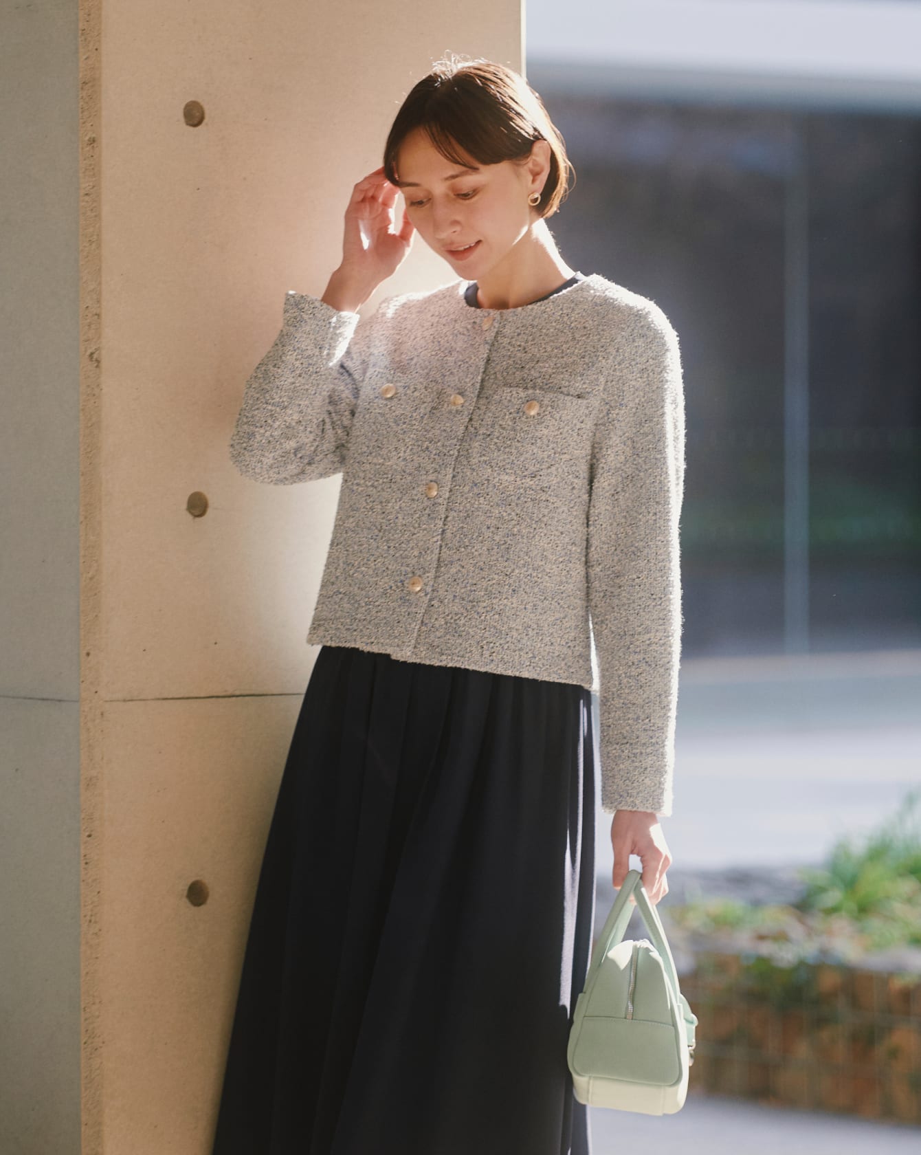 ツイードのジャケットスタイルの卒業式・入学式のお洋服をレンタルで借りて着用している母親（ママ）の写真