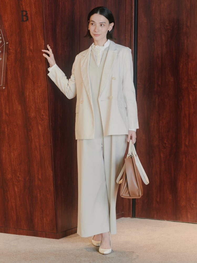 卒業式・入学式のお洋服をレンタルで借りて着用している母親（ママ）の写真