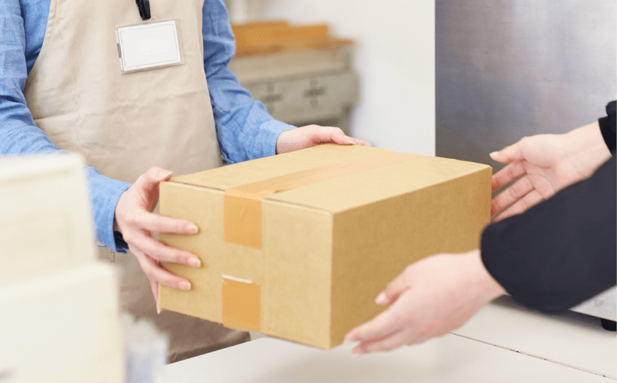 レンタルドレスをコンビニから返却する画像