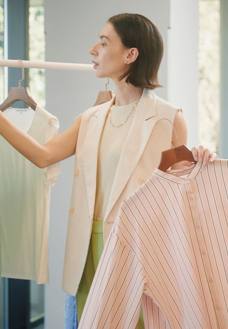 プロのスタイリストが骨格・パーソナルカラー診断をしている写真