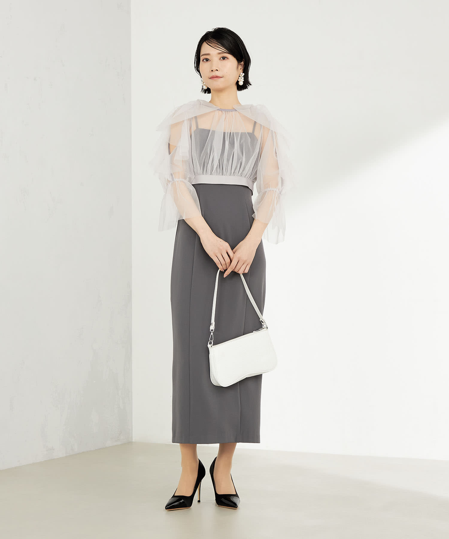 結婚式・二次会向けのSNIDEL(スナイデル)のグレーのレンタルパーティドレスの画像